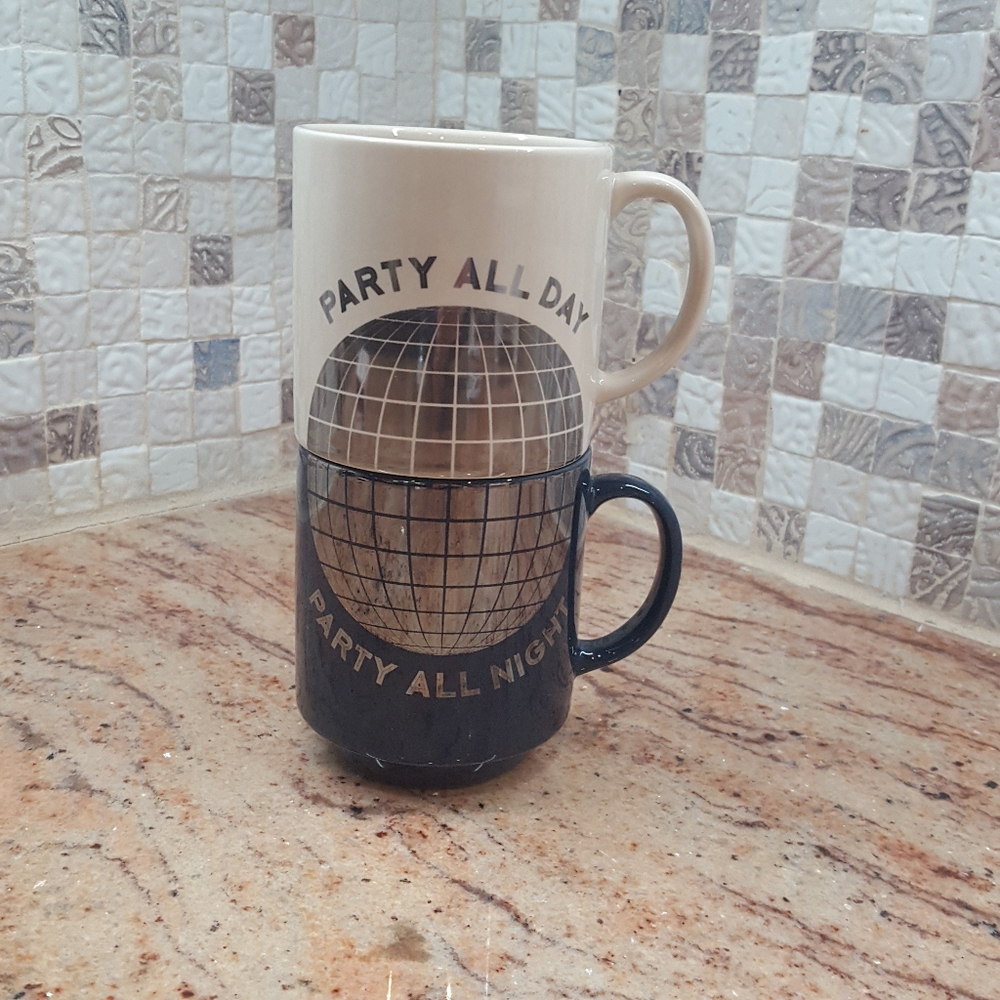 2 stackable mugs